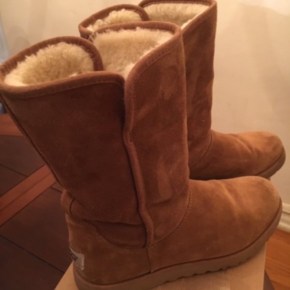 UGGS BOOTS - Picture 1 of 5